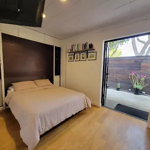 Venice With Large Private Patio Steps To The Los Angeles